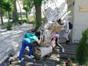 Niños en una escultura del Bosque Encantado